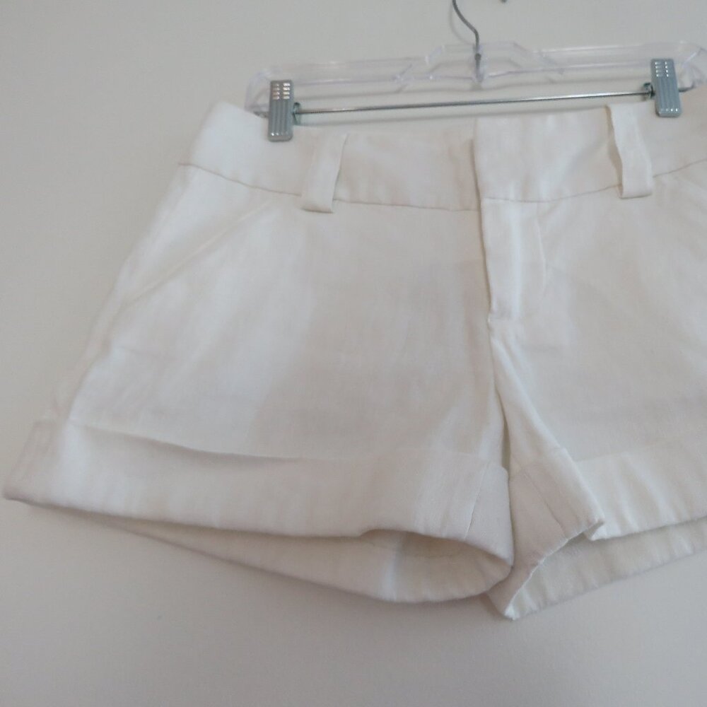 ALICE + OLIVIA Cady Metallic White Linen Blend Cuff Shorts - Size 30 Inch Waist - Picture 8 of 13